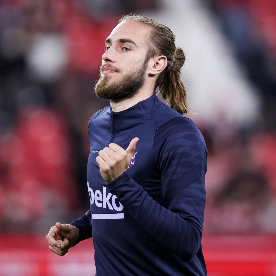 Óscar Mingueza no saldrá del Barcelona en este mercado invernal. A pesar de que ha habido varios equipos interesados en incorporarle ahora en enero, finalmente no se moverá del Camp Nou. Esta es la decisión que ha tomado el jugador y también el cuerpo técnico azulgrana que veía con buenos ojos la salida del futbolista si encontraba un buen destino en el que pudiera jugar.