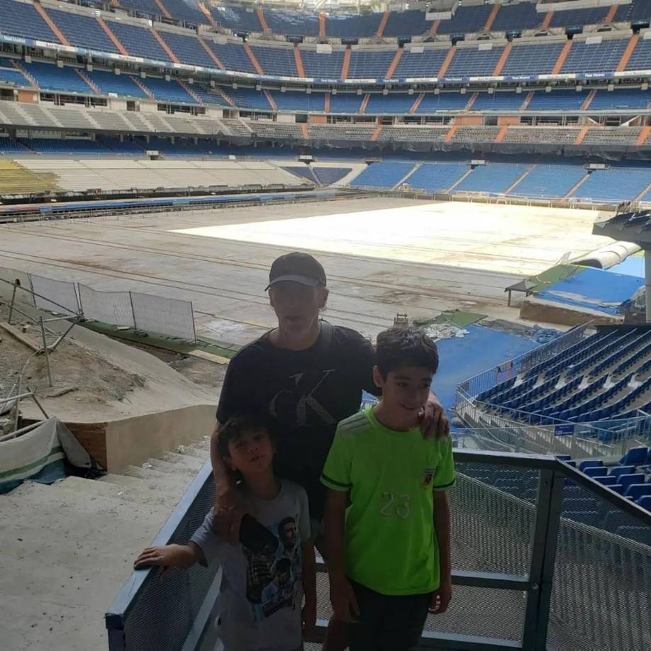 Pedro Troglio también se fue a disfrutar de un tour por Europa, visitó el estadio Santiago Bernabéu, casa del Real Madrid, que está en obras, junto a sus hijos Pedrito y Mirko.