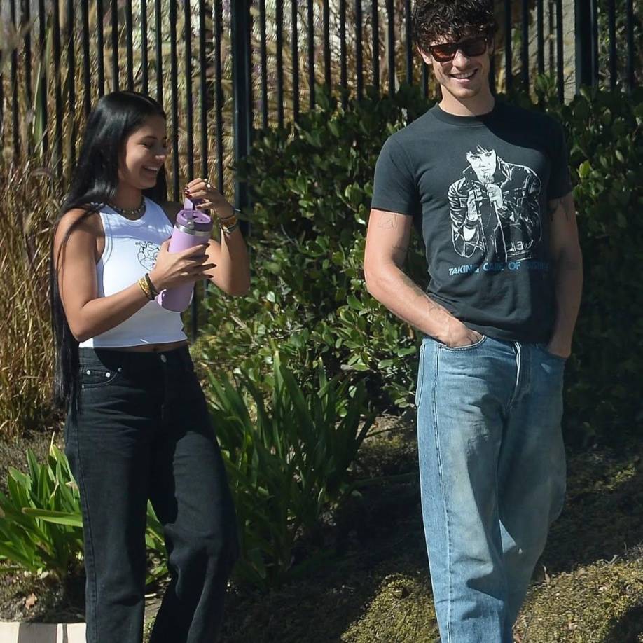 Los rumores de romance se intensificaron cuando la pareja fue vista paseando por Los Ángeles, Estados Unidos. Desde entonces, han sido captados en diferentes ciudades y eventos, mostrando una cercanía que ha generado especulaciones sobre su relación.