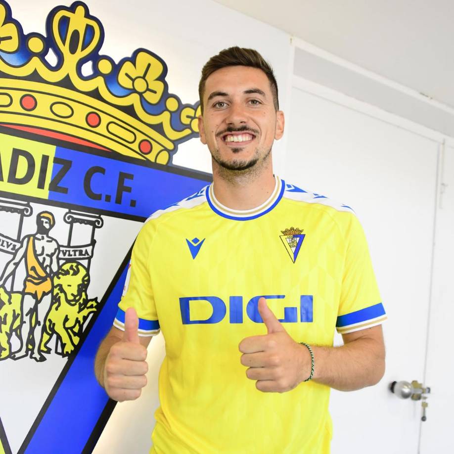 El Cádiz, mediante un comunicado en sus redes sociales, ha confirmado lo que era un secreto a voces desde hace días. Javi Hernández, lateral izquierdo del Leganés que jugó la pasada temporada cedido en el Girona, firma por el club gaditano.
