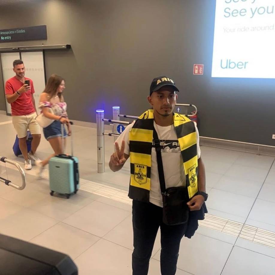 Una vez arribando a suelo griego, el mediocampista catracho de 22 años recibió distintivos del Aris de Salónica.