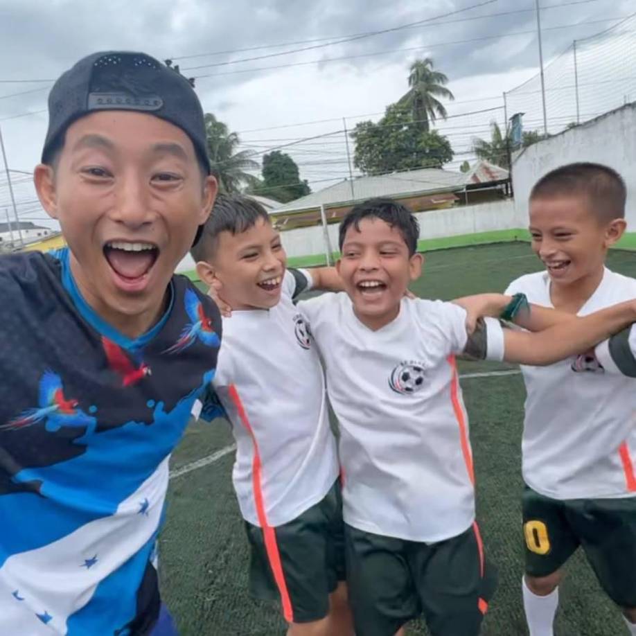 En el video, Shin visitó la academia de fútbol Berrios que dirige Carlos, el hermano del excapitán del conjunto verdolaga.