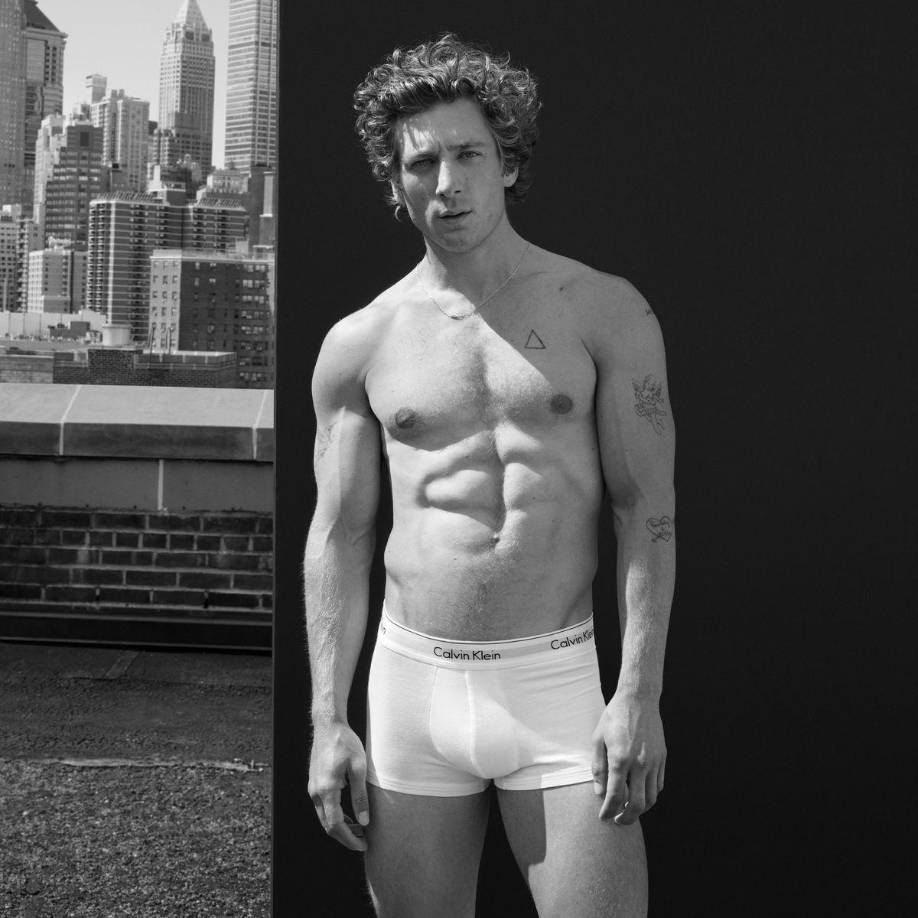 White es más que un modelo, es un premiado actor de renombre, está nominado al premio Emmy por la serie que lo ha hecho famoso, El Oso. Aquí interpreta a un chef torturado y de mal genio (pero bondadoso); Su última película es Iron Claw de A24, una vívida película biográfica sobre los hermanos luchadores de los 80 Kevin, Kerry, David y Michael Von Erich.