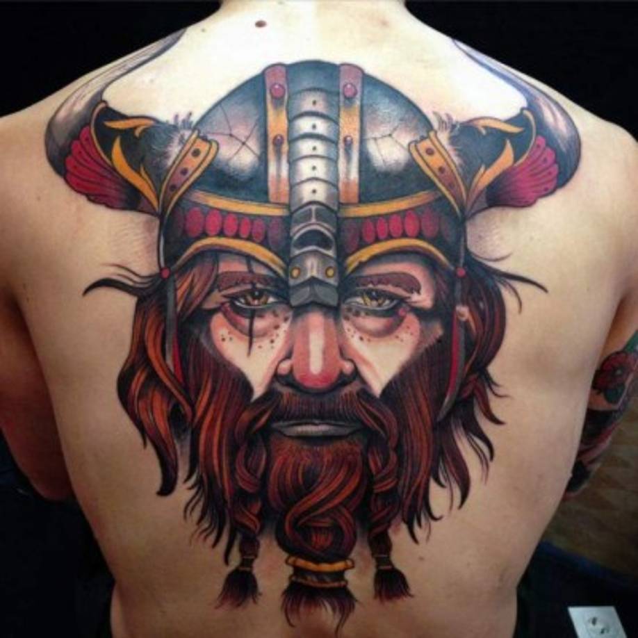 El tatuaje neotradicional<br/><br/>Es una versión moderna del tradicional americano. Utiliza los mismos lineamientos y paleta que su predecesor. Sin embargo, añade más color blanco a los diseños, hay tridimensionalidad y utiliza otros referentes, no solo los insignes del old school.<br/>Imagen tomada de https://casaydiseno.com/tatuajes-originales-diseno-foto.html