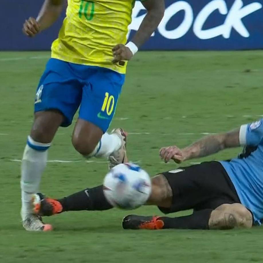 Rodrygo consiguió escaparse de la presión, Nahitan Nández le derribó con una dura falta, un golpe en la parte lateral de la tibia que el árbitro primero sancionó con tarjeta amarilla.