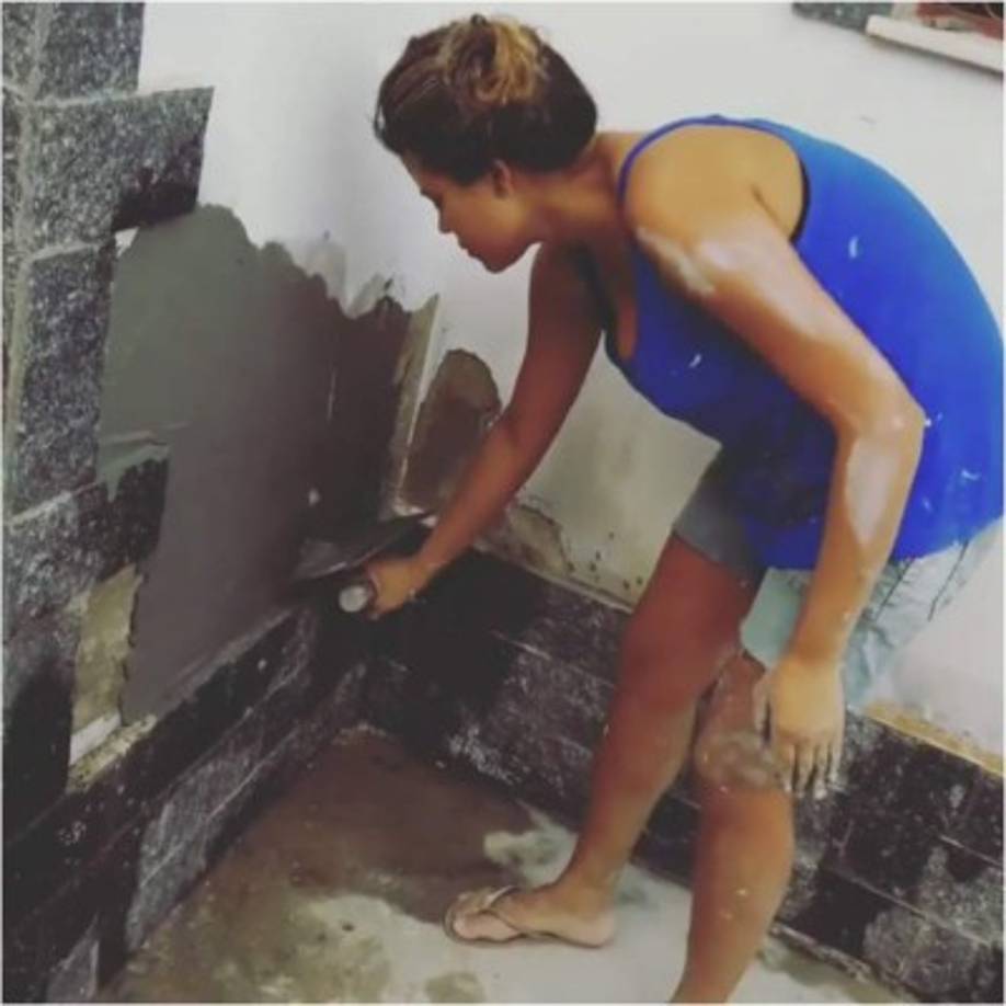 Barbosa comparte videos en su cuenta de Instagram donde aparece repellando paredes.