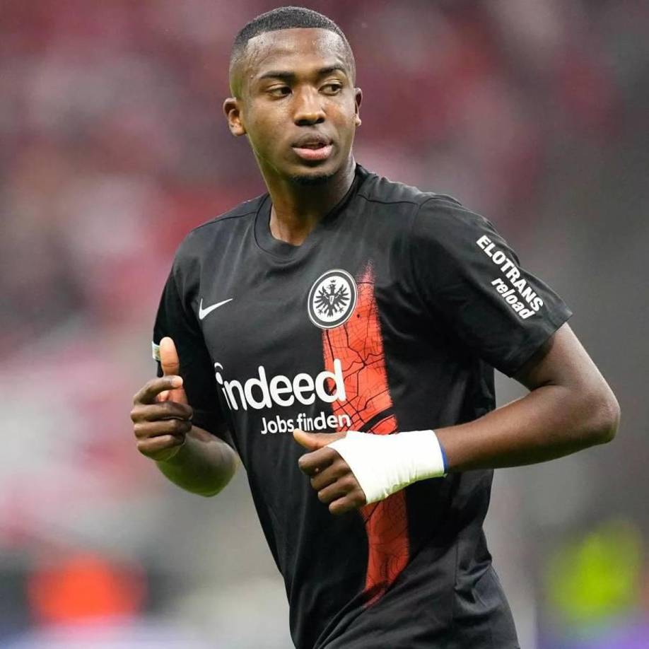 William Pacho aterrizó en París. El defensor ecuatoriano pasará las pruebas médicas y firmará contrato como nuevo jugador del PSG, tras el pago de 45 millones de euros al Eintracht Frankfurt. Luis Enrique refuerza la zaga con un futbolista que viene de disputar la Copa América.