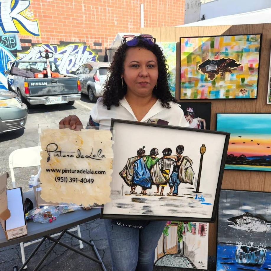 Esta hondureña puso a la venta sus pinturas.