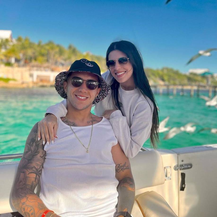 “Nos conocimos un poco antes, pero estamos juntos desde esa fecha. Cuando lo conocí él estaba en la Quinta División de River. Soy un año más grande que él, lo conocí con 16 años y nos fuimos a vivir juntos a los 17. Ya nos conocíamos de antes porque somos del mismo barrio, de San Martín (Provincia de Buenos Aires) y del mismo grupo de amigos”, contó la joven en una reciente entrevista.
