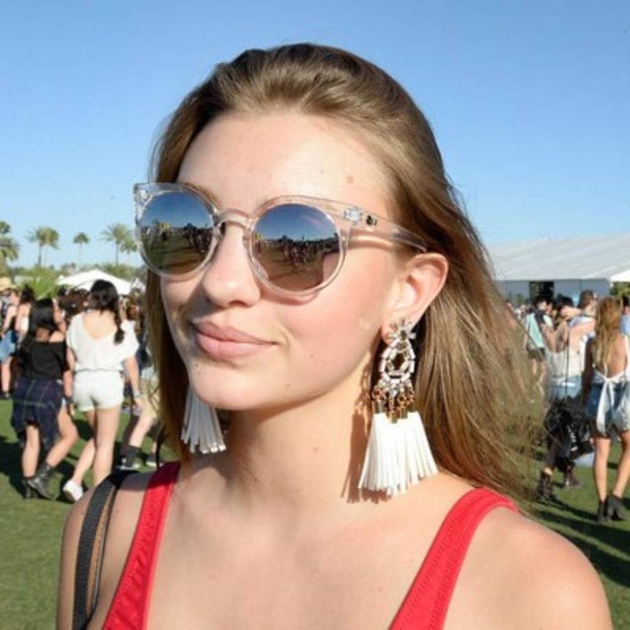 15. Blusas de escote pronunciado, amarradas en la parte delantera con trenzas.