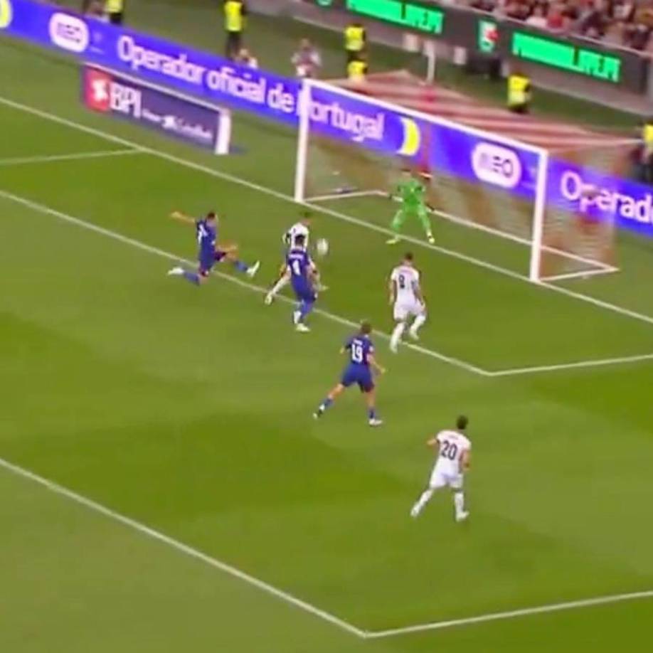 ¡Y así lo hizo! Cristiano Ronaldo marcó su tanto 900 en su carrera luego de un centro de Nuno Mendes.