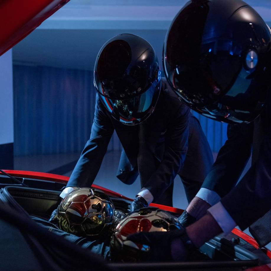 Los ‘marcianos’ que transportaron los Balones de Oro en un vehículo de lujo al Théâtre du Châtelet de París.