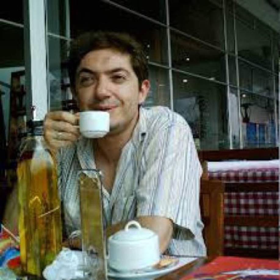 Ernesto Benjumea alias 'Penumbra', entra a la historia por una llamada de Aurelio que interrumpe las conversaciones para saber qué es lo que está pasando con los cultivos y los laboratorios. <br/>Foto.Twitter.