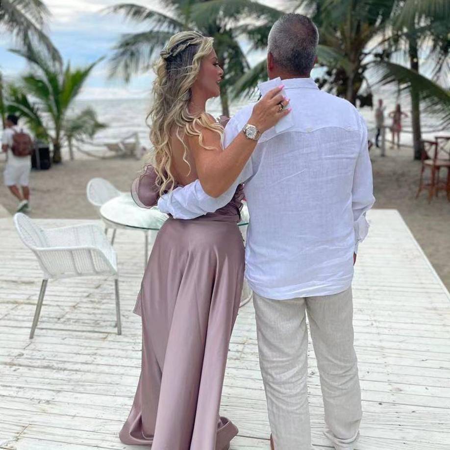 Aunque entró a “La Casa de los Famosos Colombia” asegurando que tenía pareja, Sandra Muñoz confirmó esta semana que está soltera, esto debido a que había acordado con su ex que si permanecía más de dos semanas en la casa diera por terminada la relación que ya estaba fracturada, según explicó. En redes sociales nunca publicó la cara ni el nombre del hombre que le había robado su corazón.