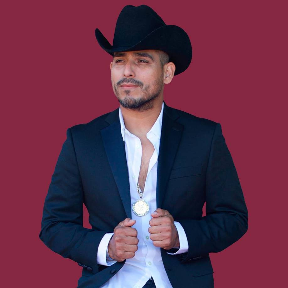 <b>2. Espinoza Paz empezó su carrera de compositor cuando tenía 11 años y escribió su primera canción, de título “La artista de la escuela”</b>. Cuando tenía 13 años ya había escrito 20 canciones. Y además de cantar y componer tanto para sí mismo como para otros artistas, es muy talentoso para tocar la guitarra.