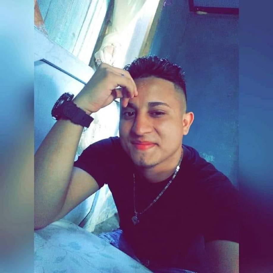 “Tan cerca de lograr uno de tus sueños, tan cerca de poder volver abrazarte hermano, estuvistes tan cerca loco, hoy te llevas una parte de todos, miro tus fotos y te hablo hermano para que me digas que todo es mentira y que estás bien. Gracias por siempre cuidar de todos nosotros como lo hicistes y sé que ahora lo harás aún mejor. Qué Dios te reciba en su santa gloria hermano”, añadió Kenneth Cálix.