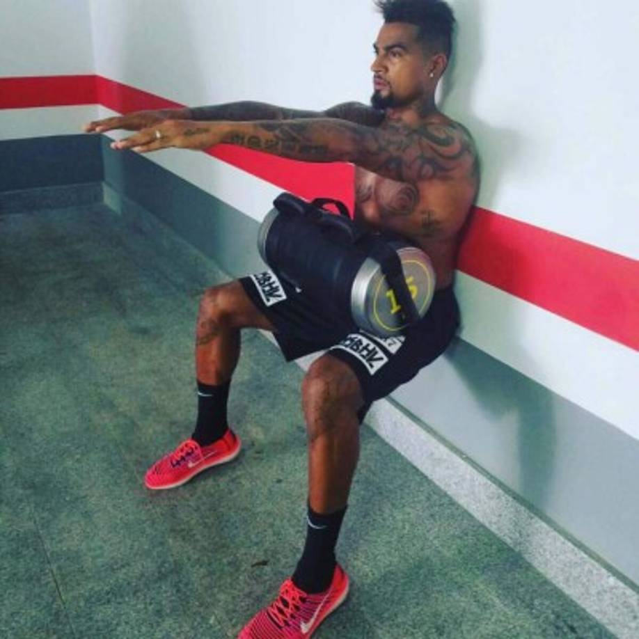 Original de Ghana, pero nacido y criado en un suburbio berlinés, Boateng encontró en el fútbol la válvula de escape a una situación complicada: la de pertenecer a una familia de inmigrantes con escasos recursos, de padre casi siempre ausente y en la que su madre debía ingeniárselas cada día para sacar a sus tres hijos adelante.<br/>