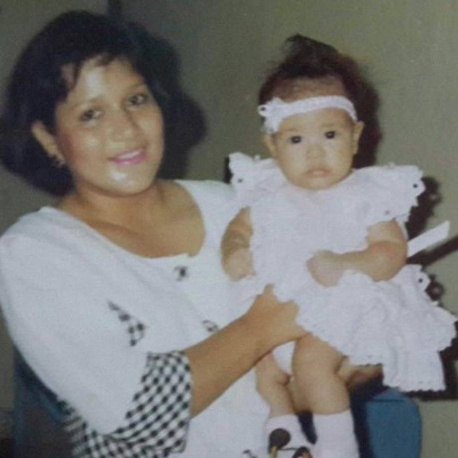 La cantante de bachata Karlibeth Ortega con su madre.