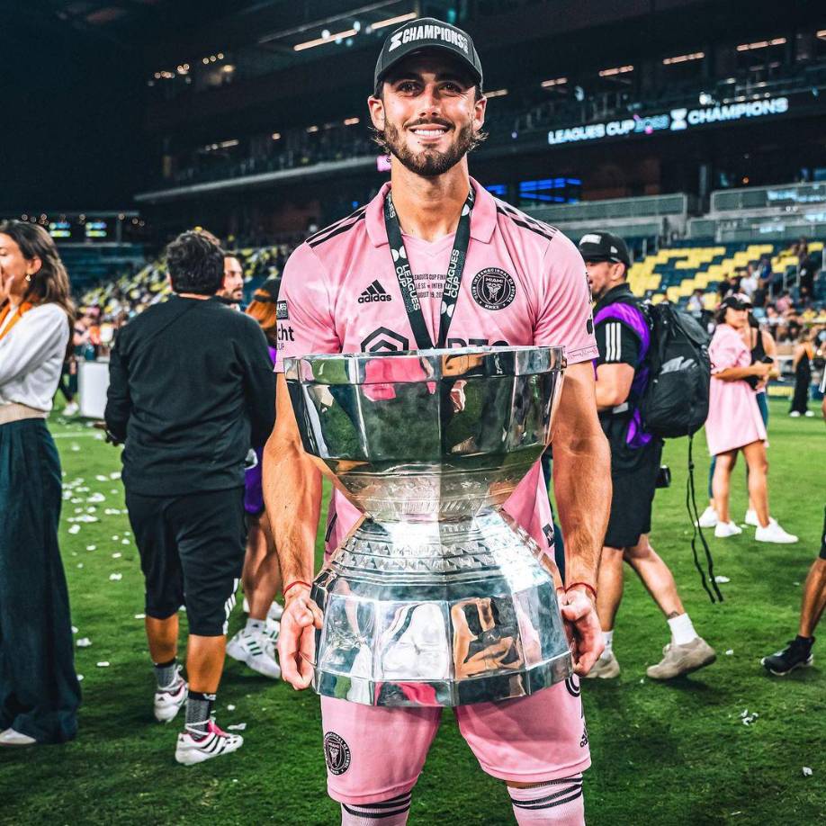 Asimismo, su abuelo, Isidro Campana, ayudó a construir el Estadio de Guayaquil y fue ministro de Comercio Exterior e Inversiones en Ecuador, generando grandes ingresos después de su retiro del tenis profesional.