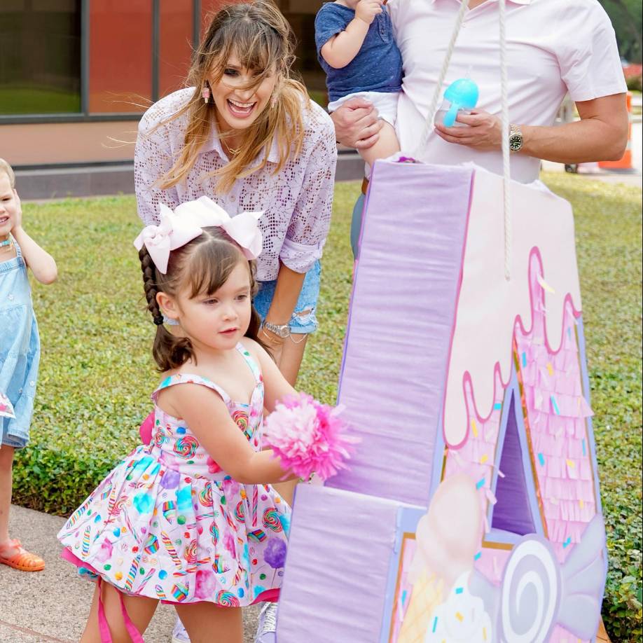 La hermosa Mathilda usó para su fiesta un encantador vestido con estampado de dulces con el que hizo match con la temática de la celebración. En una historia, las hermanas escribieron sobre una foto con la festejada: “¡Feliz cumpleaños al regalo más grande de nuestra vida!” .