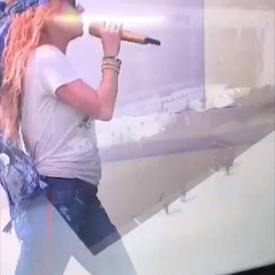 Shakira partió de Colombia la misma noche del jueves tras terminar su espectáculo, pero Debido a los inconvenientes en el avión que la llevaría a las Bahamas la cantante tuvo que regresar a Barranquilla, donde la prensa sació su curiosidad.