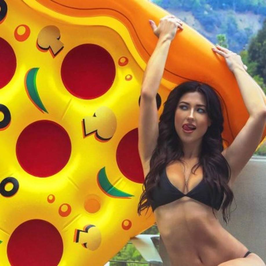 'Estoy muy emocionada por mi sesión fotográfica oficial de conejita de @PlayboyMX, gracias @PlaymateKhloe y estoy lista????', posteó la modelo de 20 años.