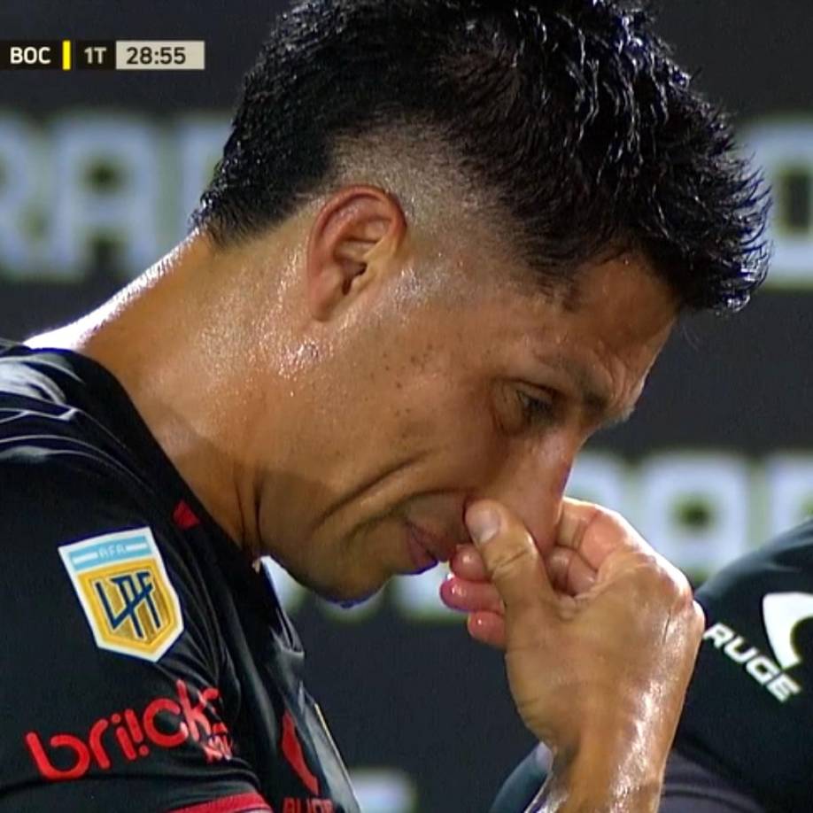 Enzo Pérez mostró su sufrimiento por la descompensación de Javier Altamirano.