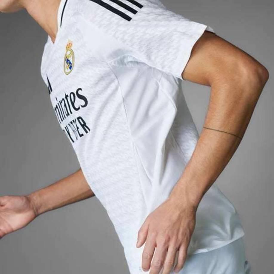 La nueva camiseta, que con este diseño limpio hace referencia al ADN del Real Madrid, está confeccionada con los materiales más avanzados y cuenta con la tecnología HEAT.RDY, que regula el flujo del aire para mantener a los jugadores frescos durante los partidos.