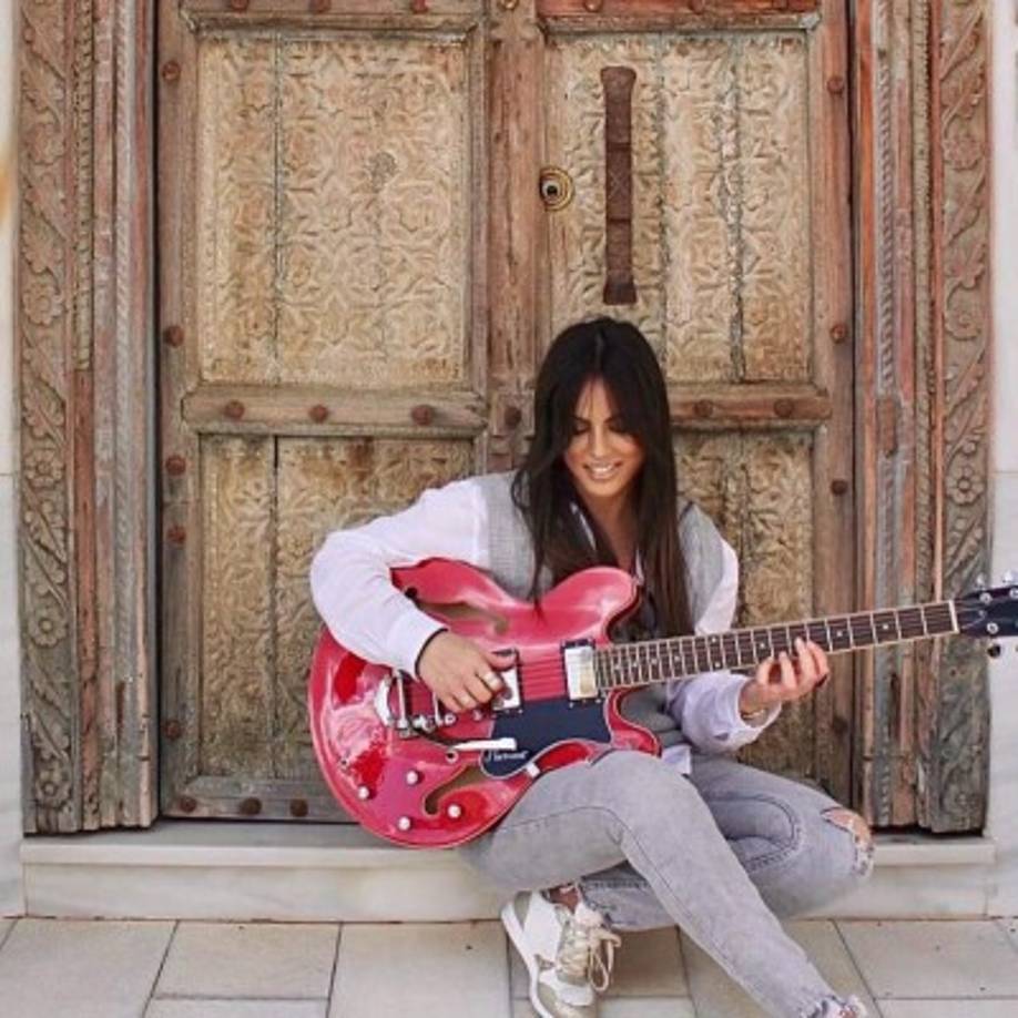 Sara Denez es una cantante residente en Málaga y hoy la chica es vinculada de tener una supuesta relación con Iker. SIn embargo, la artista ha salido al pasado y explotó tras la información.