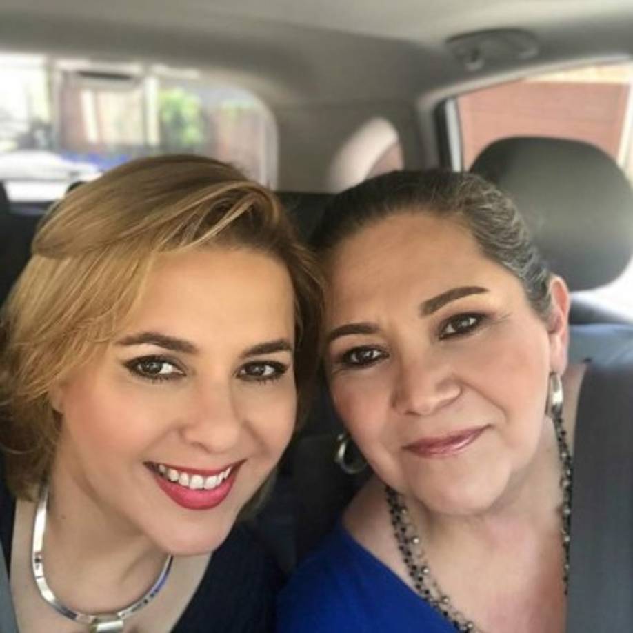 “Yo creo que fue la mejor decisión. Mi mamá (biológica) estaba muy, pero muy jovencita y creo que más adelante ya pudimos establecer una amistad y un cariño muy especial que yo creo que no se parece a nada, porque es más que una mamá, más que una amiga, es mi confidente”, aseguró la presentadora (en foto con su madre biológica).<br/><br/>