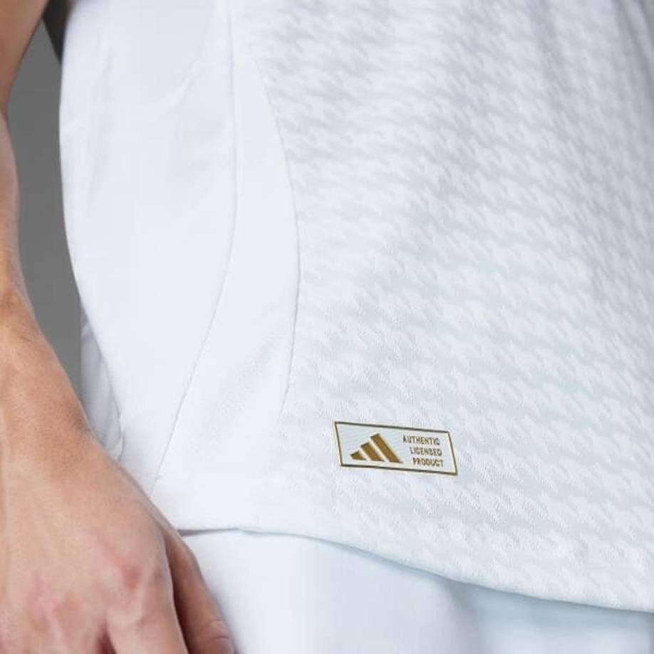 El nuevo diseño de corte puro y minimalista vuelve la mirada a los orígenes del club ensalzando su icónico ‘Blanco’. El color que con orgullo han representado, y seguirán representando, los jugadores más grandes de la historia del fútbol. 