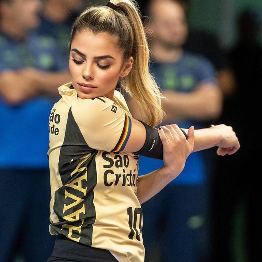 En Instagram, la joven cuenta con más de 11,9 millones de seguidores, en donde presume de su espectacular figura y las imágenes como jugadora de voleibol. 