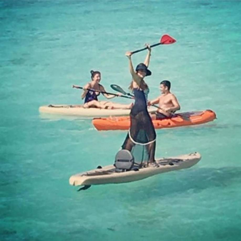La estrella televisiva demostró a su hijo Manolo, y de paso a todos sus seguidores de Instagram, que es perfectamente capaz de navegar sobre una tabla de paddle surf con falda y zapatillas de goma.