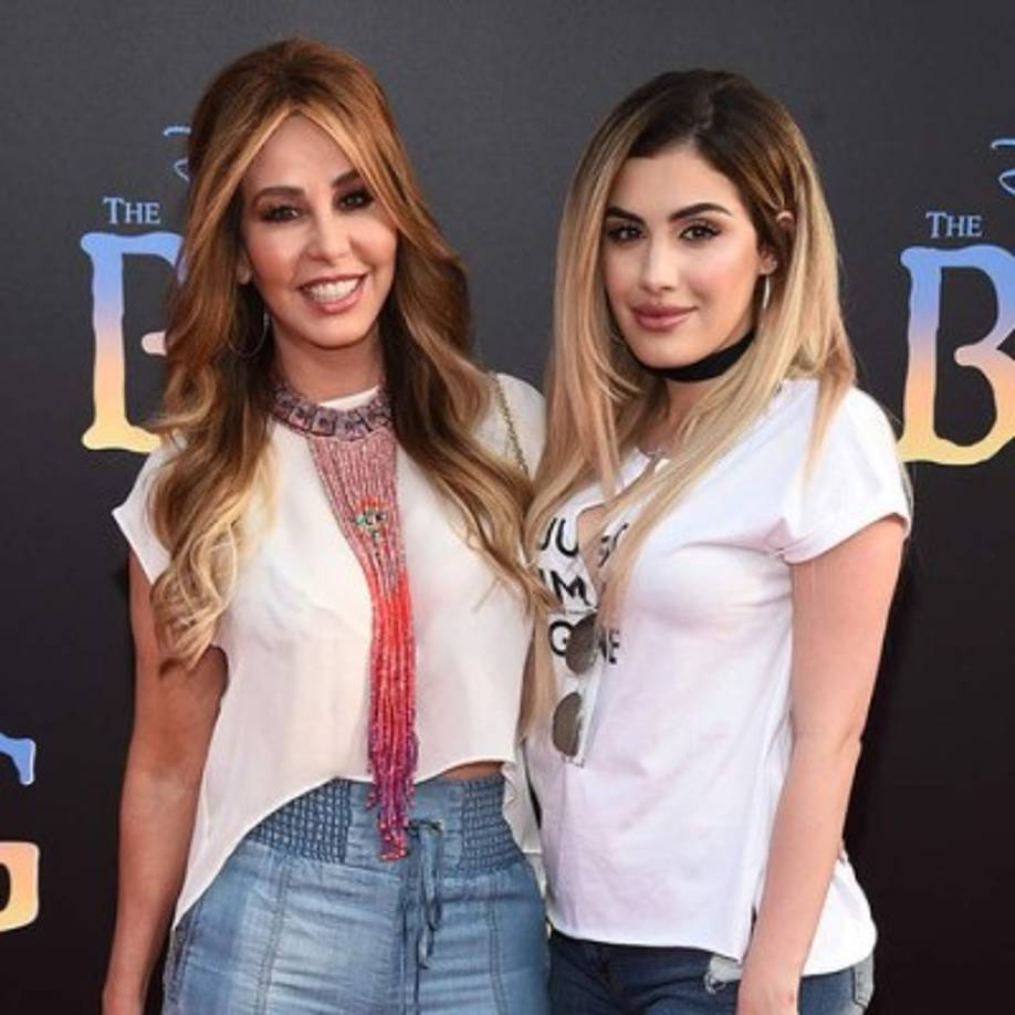 La periodista de 54 años tiene solo una hija, llamada Alexa Dellanos, que tiene 25 años. Sin embargo a su corta edad se muestra de forma muy sensual en redes.