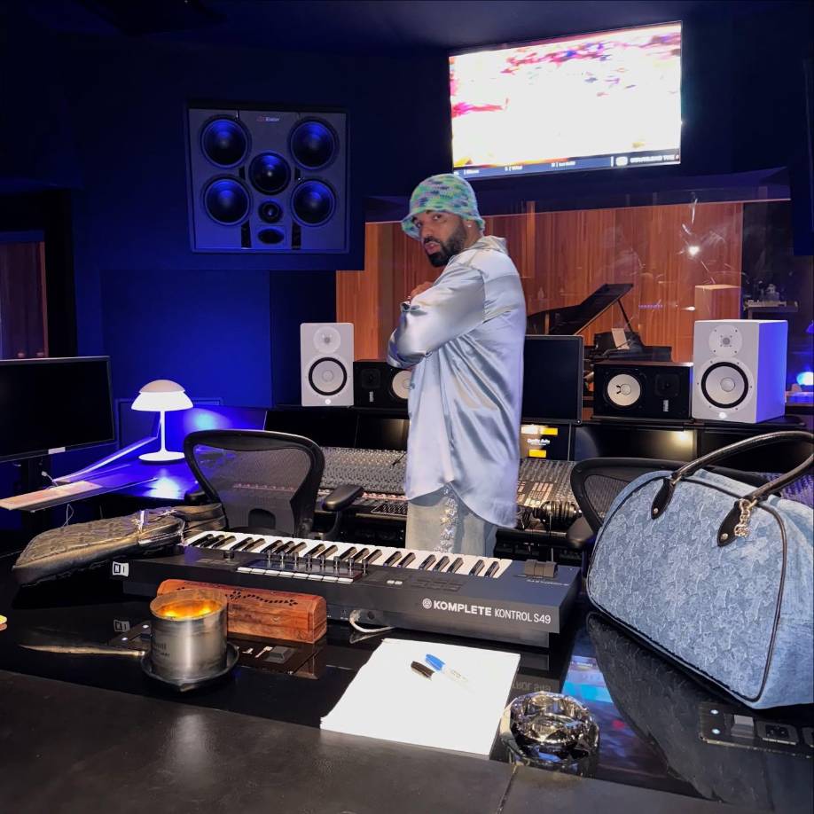 “(Universal) decidió publicar, promover, explotar y monetizar acusaciones que sabía no solo que eran falsas, sino también peligrosas (...) Drake nunca ha tenido relaciones sexuales con una menor ni tampoco ha sido imputado o condenado por ningún acto criminal”, alega la denuncia, interpuesta en un tribunal federal de Nueva York.