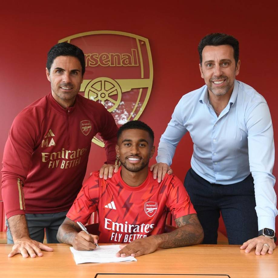 El Arsenal logró la renovación hasta 2027 de Reiss Nelson, joven atacante inglés de 23 años que firmó 3 goles y otras tantas asistencias en 18 partidos de la temporada pasada con la escuadra londinense.