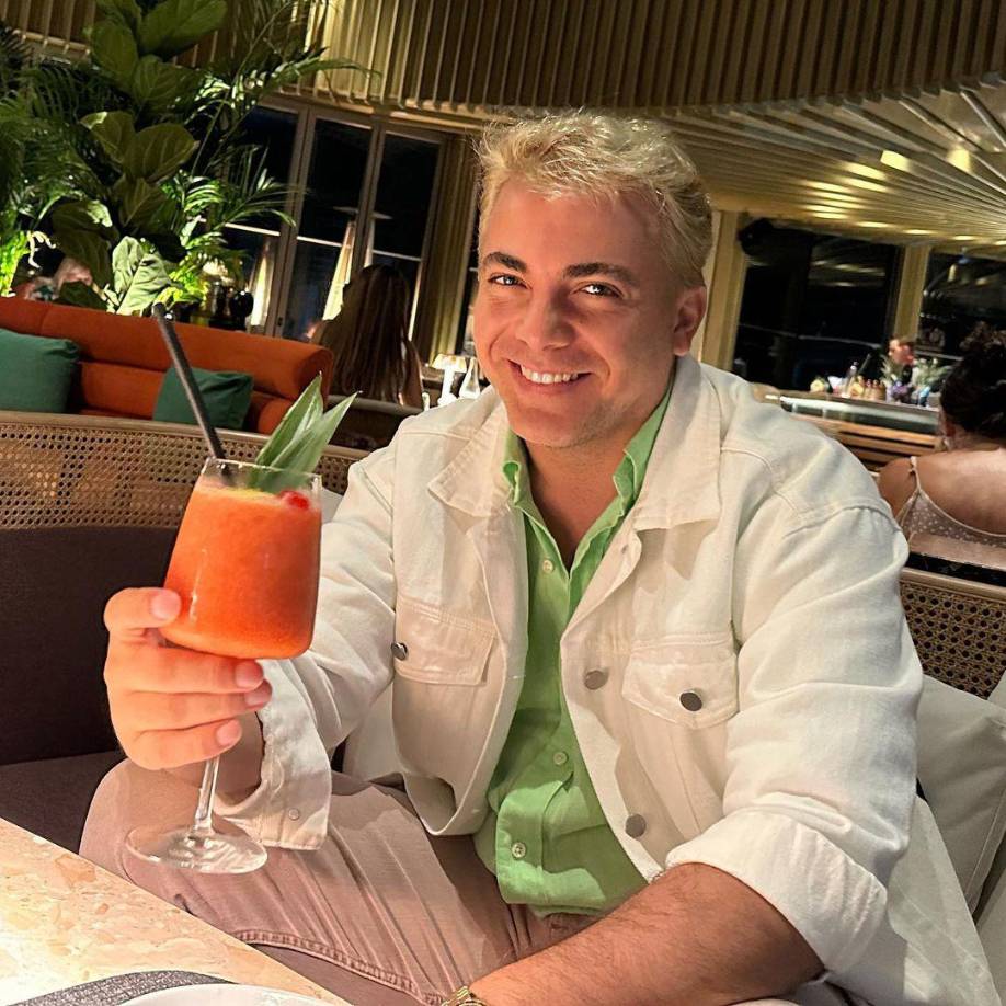 Otra fabulosa síntesis de su carrera y sus gustos: Cristian reveló que le gustaba el heavy cuando se dejó ver el tatuaje de la llave inglesa en forma de miembro masculino que funciona como logo de Tool en el video de “Azul”. Estábamos filmando en la playa, se pudo ver el tatuaje y la gente lo confundió. Entre el pelo –que lo tenía largo y rubio– y el tatuaje, se llegó a la idea de que yo quizás era gay y por eso tenía una simulación de un tema fálico en la espalda. Como que tenía un pene ahí en la espalda, pero no: es el símbolo de la banda de rock”, dice.