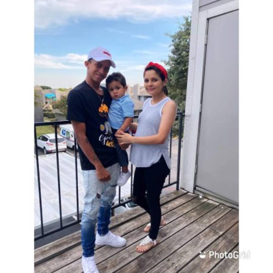 Pero aunque muchos de los comentarios son para burlarse del cantante, algunos internautas lo han felicitado por amar a su esposa y a sus hijos.