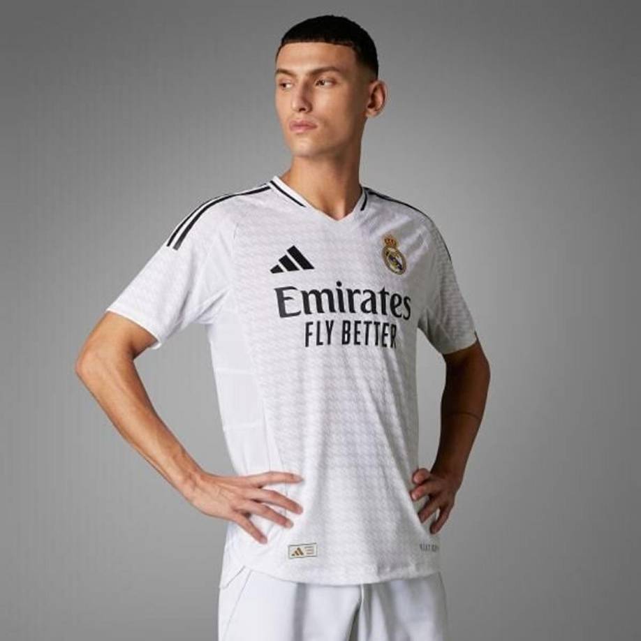 Esto no ha impedido que en las últimas semanas se hayan visto seguidores del Real Madrid con camisetas de su equipo y el nombre de Mbappé, con los dorsales 7 y 10 (los que utilizó en el PSG y con Francia), aunque todo indica que en el Real Madrid lucirá el 9 que dejó vacante su compatriota Karim Benzema, hasta que retome el 10 cuando se retire el croata Luka Modric, que a los 38 años firmará por una temporada más en los próximos días.