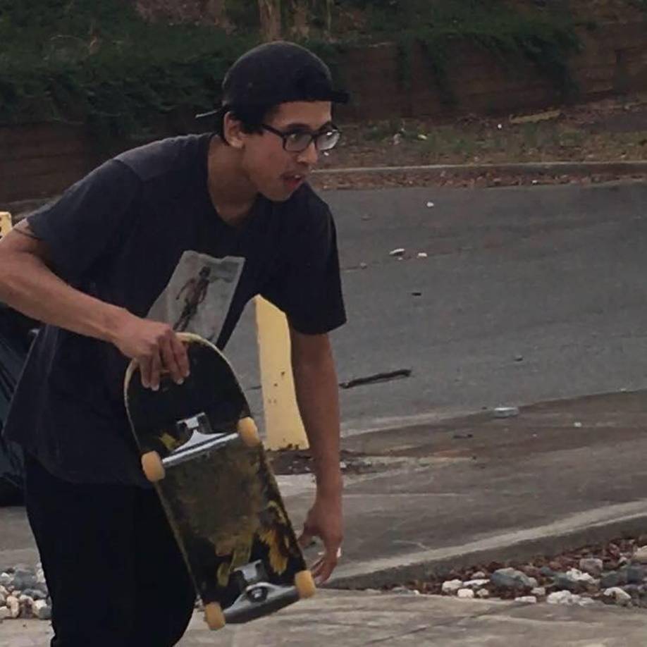 “(José) Era tan genuino, amoroso, tonto”, dijo Juan Donado, un amigo de José Canaca que llegó al lugar de los hechos.