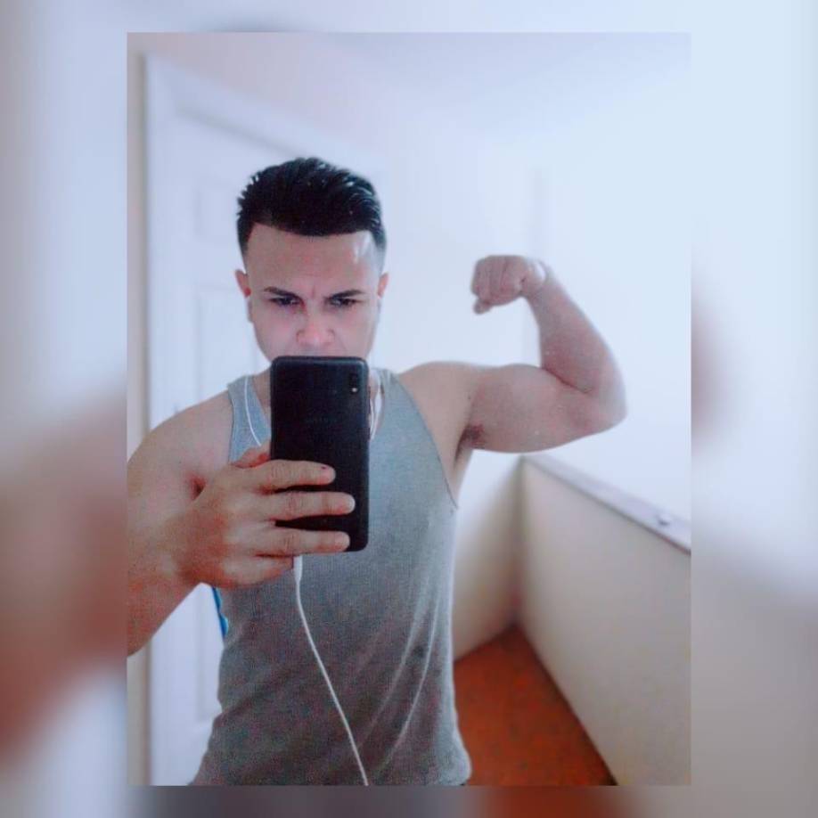 El joven se estrelló en su motocicleta en la parte trasera de una rastra que estaba parqueda frente a una empresa que alquila equipo pesado.