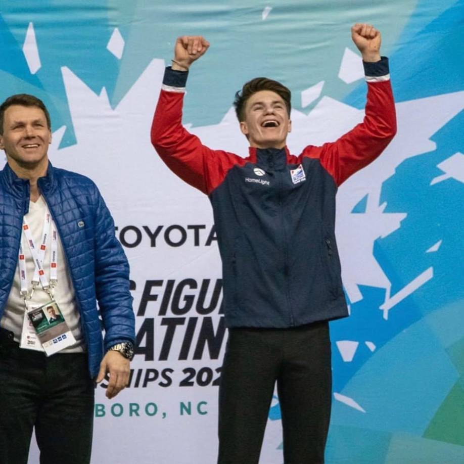 Shishkova y Naumov ganaron el campeonato mundial de patinaje artístico por parejas en 1994 y, según se informa, han vivido en Estados Unidos desde al menos 1998, donde entrenaron a jóvenes patinadores sobre hielo.