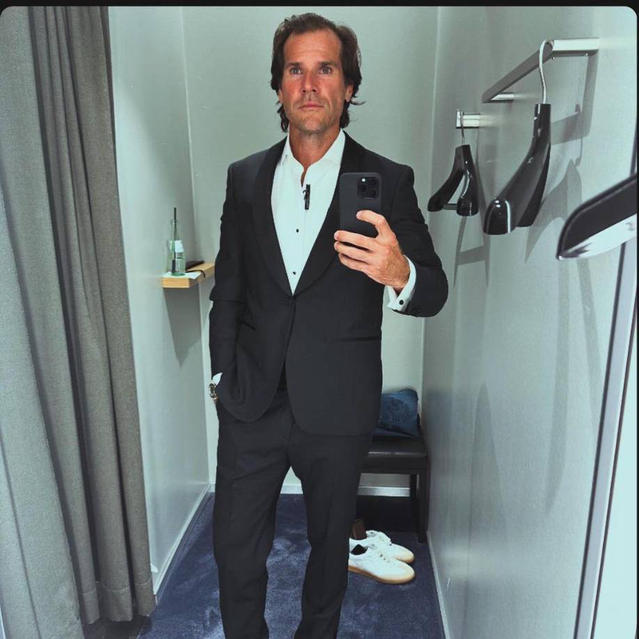 En tanto, Sara lidiaba con los desafíos de una relación con un atleta de alto rendimiento, lo cual implicaba largas ausencias y un ritmo de vida en constante cambio.