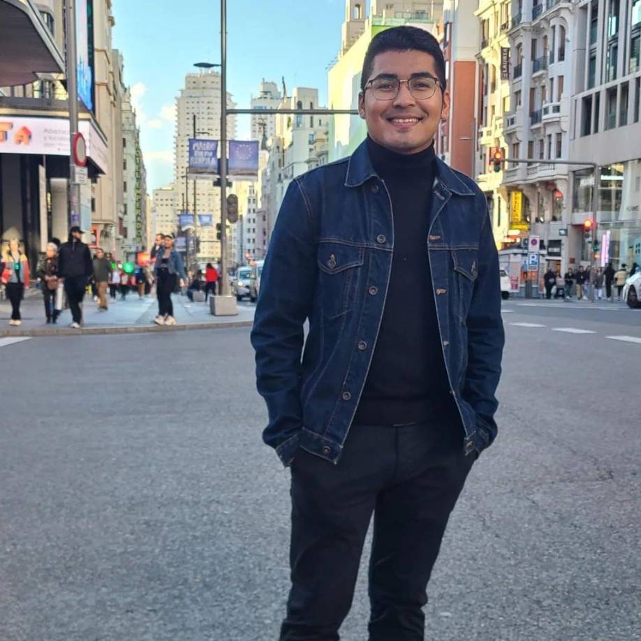 Desde su llegada a España “Kike” Vásquez se ha dedicado a apoyar a la comunidad hondureña en ese país mediante su profesión. 