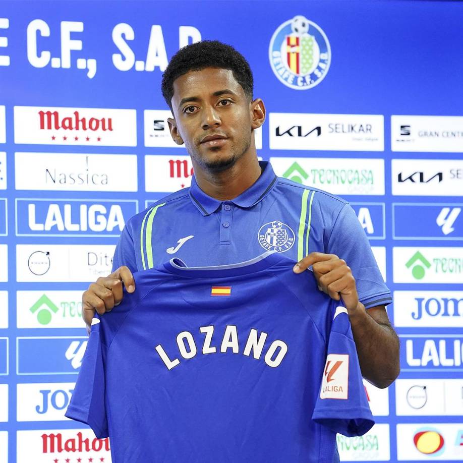 Cuando fue presentado como nuevo jugador del Getafe. En su camiseta no había número asignado, pero ahora ya se conoce. 