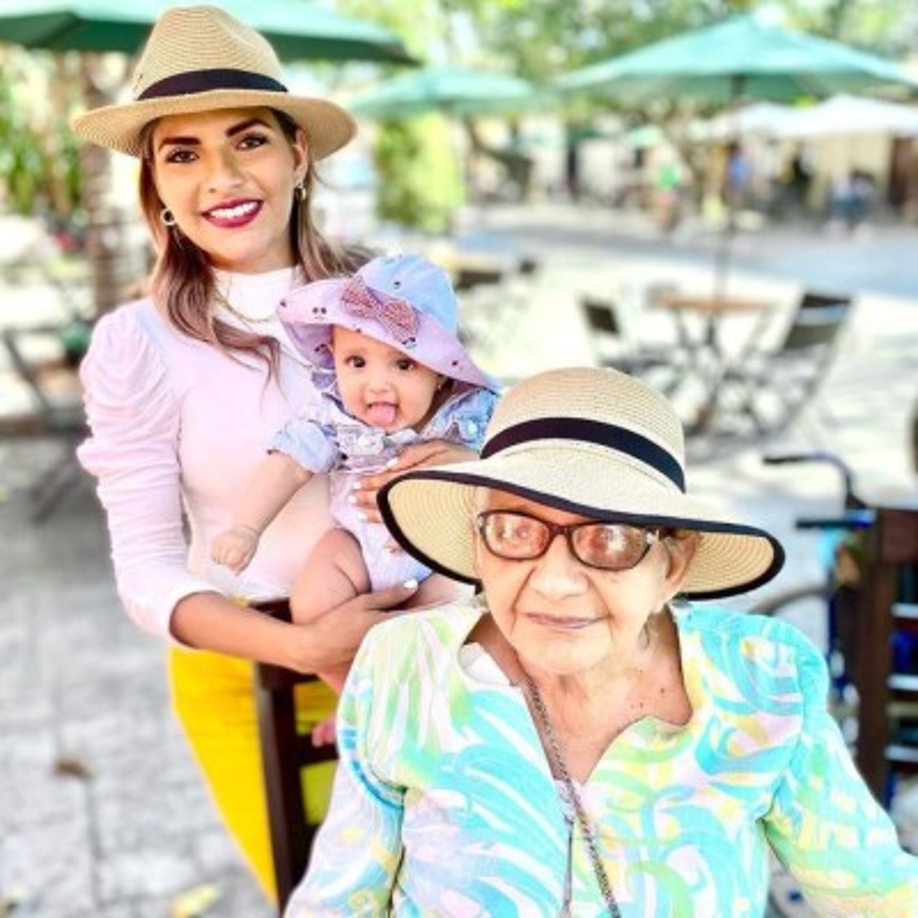 'Les presento la señora más bella del mundo mío “Mi Madre” quien me cuidó (Junto a todas mis tías y tíos) durante mi vida y que ahora lo sigue haciendo acompañada de su nieta. Un paseo muy lindo por Comayagua con Tía Nory , Mami Nory y Luciana', dijo Espinal junto a esta linda imagen.