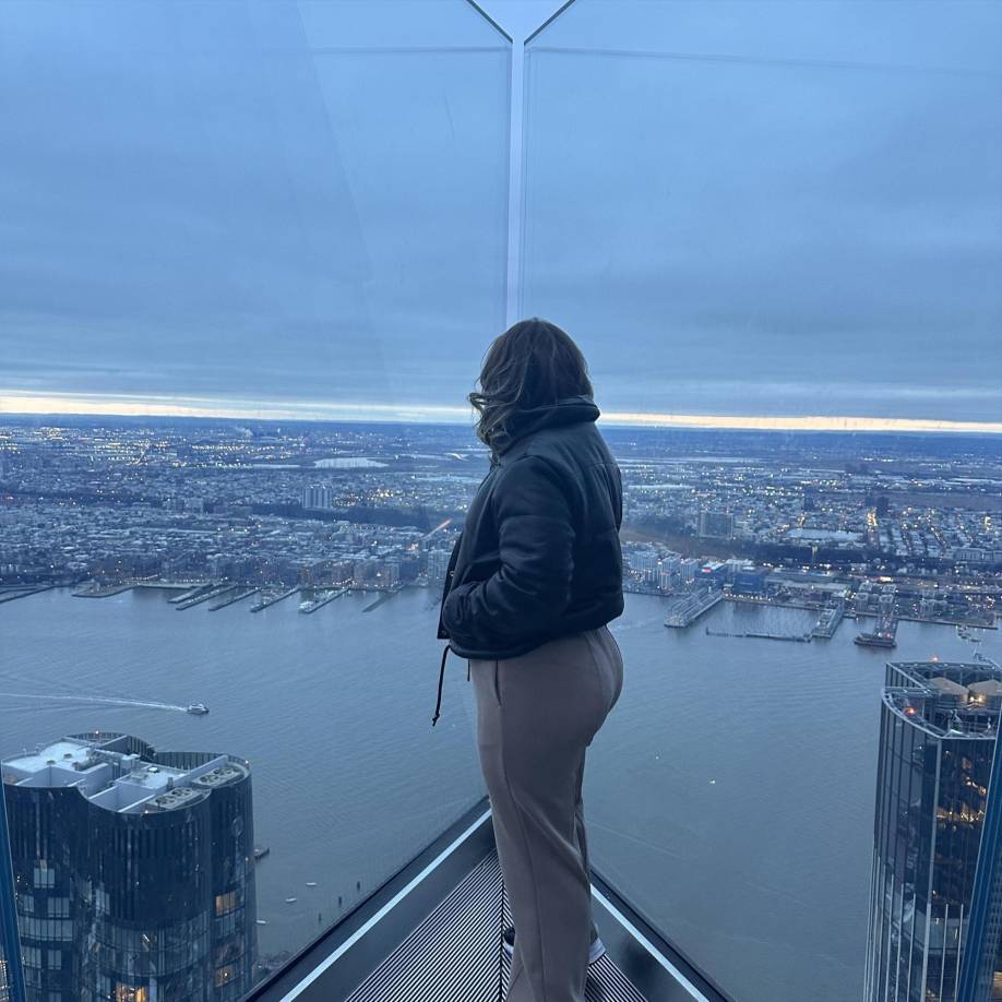 La joven enfrenta graves acusaciones. En la fotografía, Flores posa en Nueva York, Estados Unidos. 