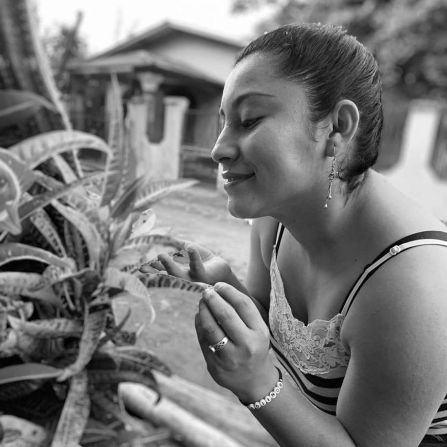 Jazmín López, era madre de un varoncito de unos cuatro años, era originaria del sector y trabajaba en un negocio de venta de productos varios de la aldea.