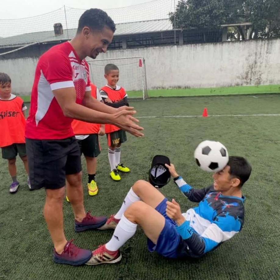 “En el video de hoy reto a Mario Berrios, excapitán de Marathón y jugador de la Selección de Honduras, en una cancha de fútbol”, relató el influencer en la promoción de su video.