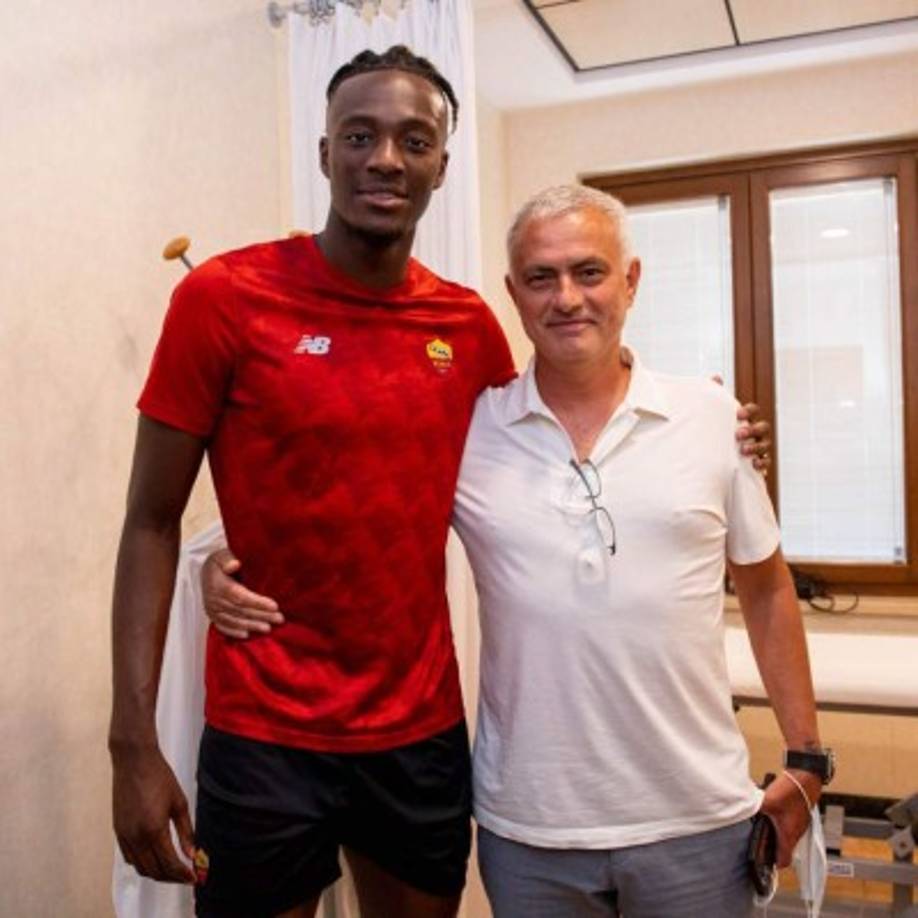 El delantero inglés Tammy Abraham fue oficializado como nuevo jugador de la Roma de José Mourinho, que paga por él al Chelsea un total de 40 millones de euros. Foto Twitter @ASRomaEN.